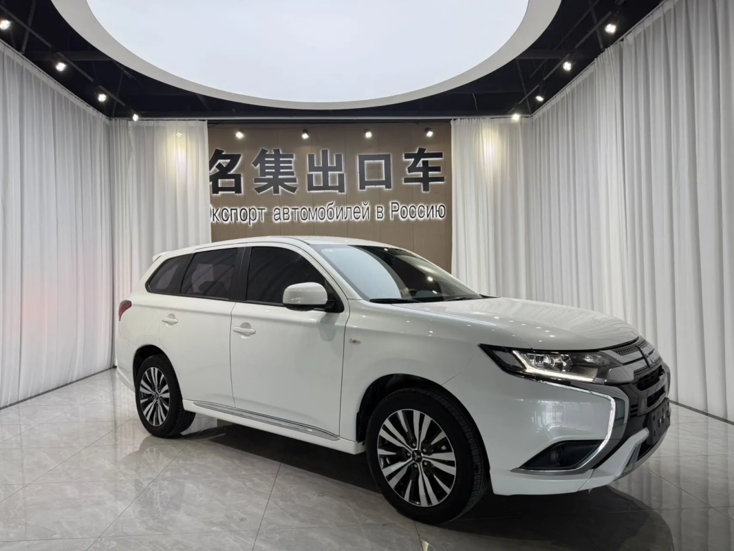 MITSUBISHI Outlander 2021 — фото 1