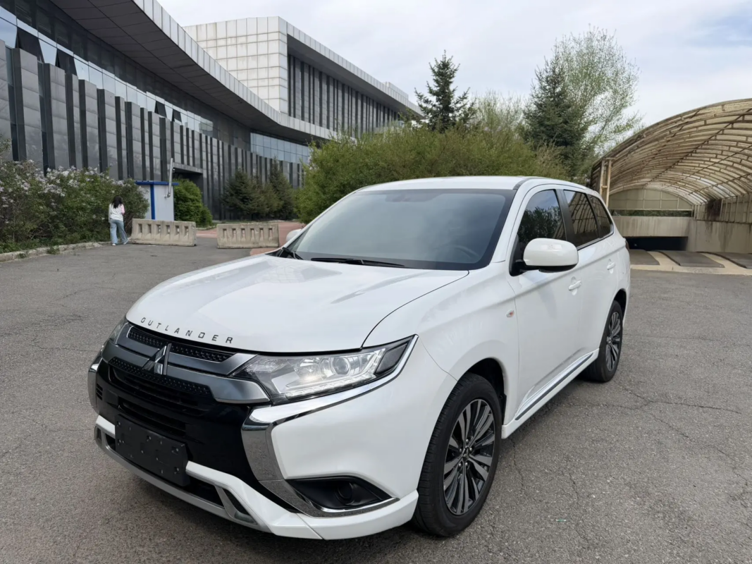 MITSUBISHI Outlander 2022 — фото 1