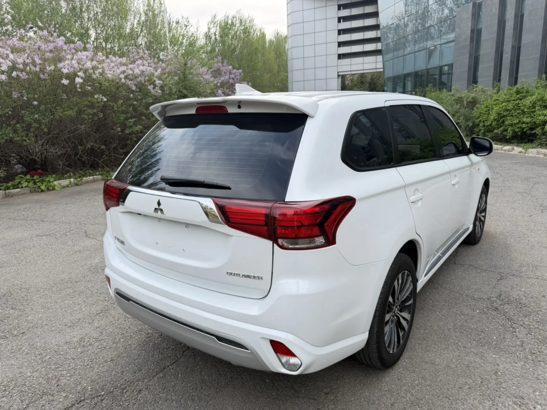 MITSUBISHI Outlander 2022 — фото 3