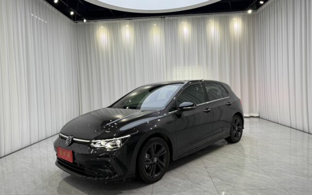 VOLKSWAGEN Golf R-Line