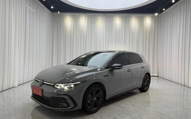 VOLKSWAGEN Golf R-Line