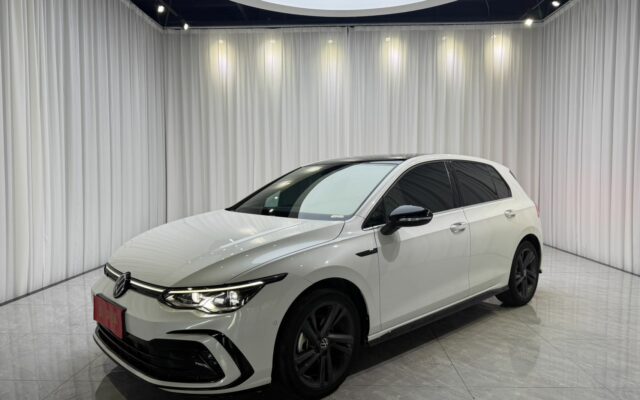 VOLKSWAGEN Golf R-Line